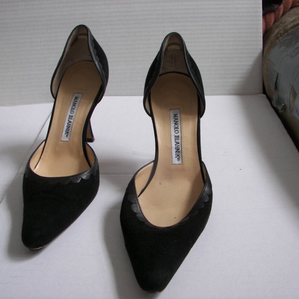 Manolo Blahnik women's 39 black suede black leather scalloped pointed toe heels